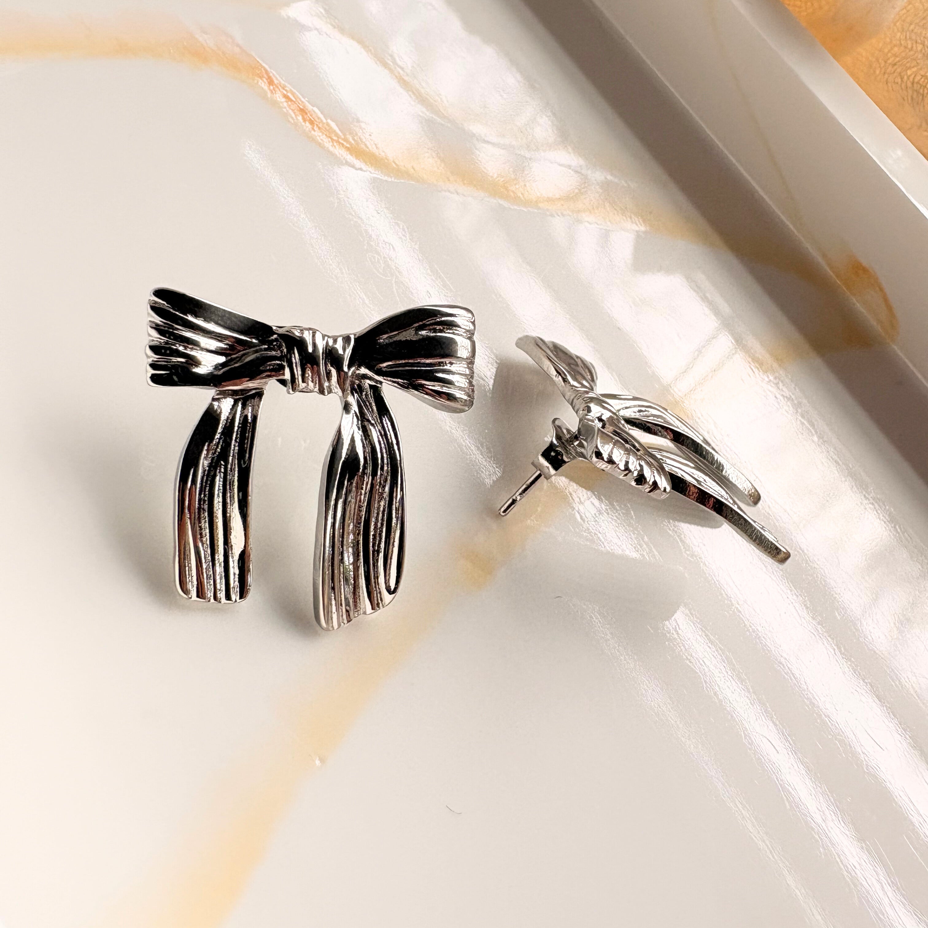 Gestreepte strik oorbellen zilver