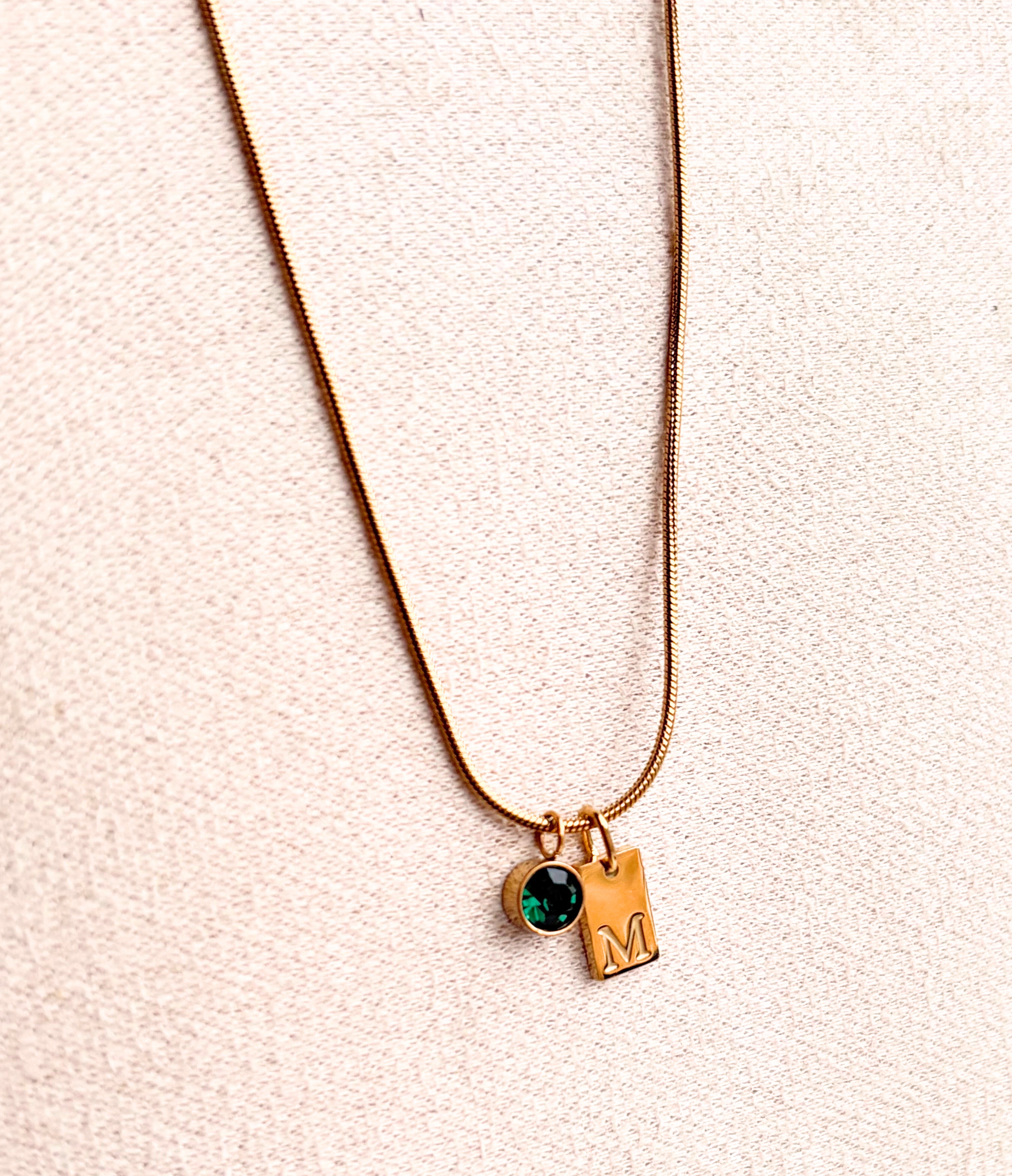 Slangenketting 0.9mm met letter en geboortesteen