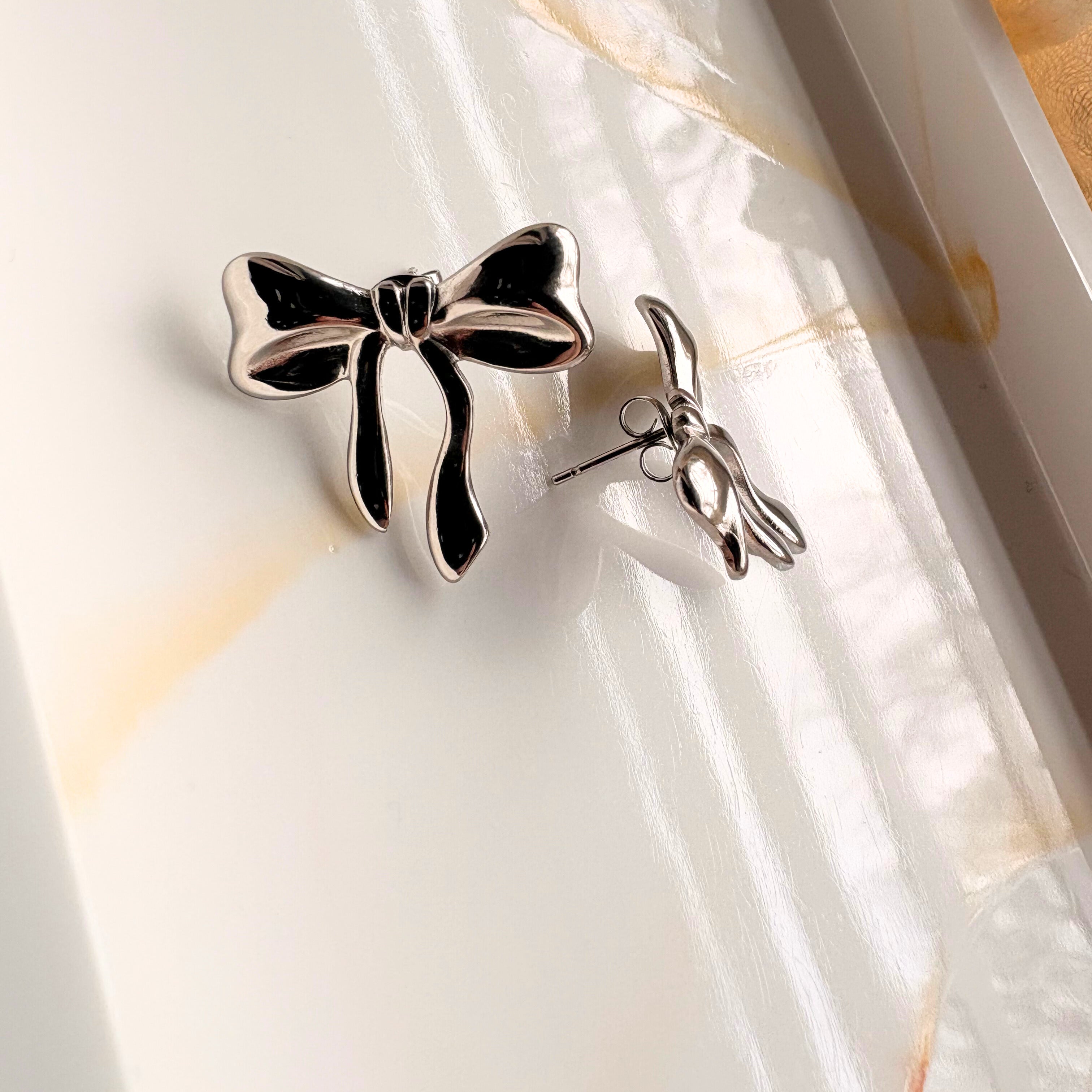 Gestreepte strik oorbellen zilver