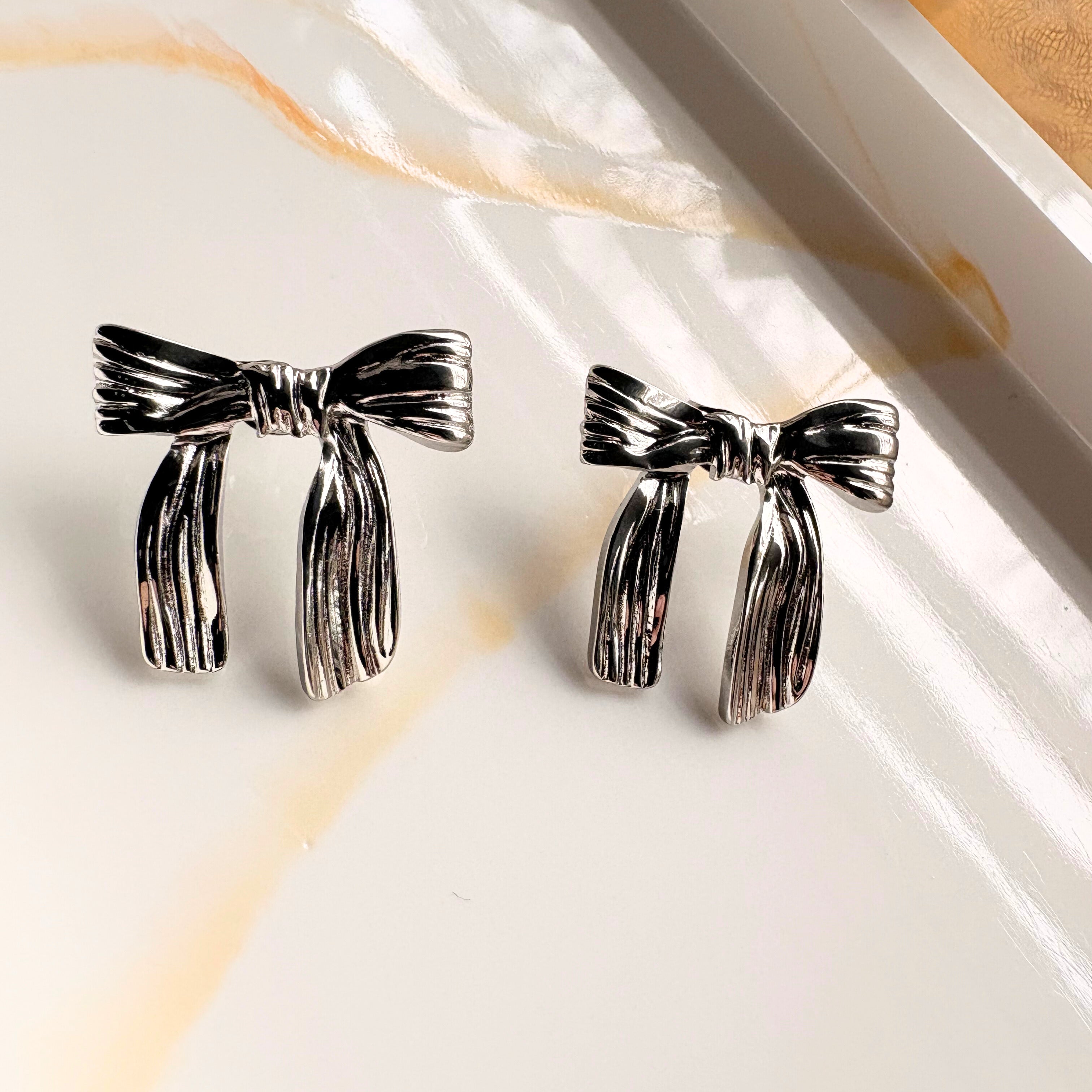 Gestreepte strik oorbellen zilver